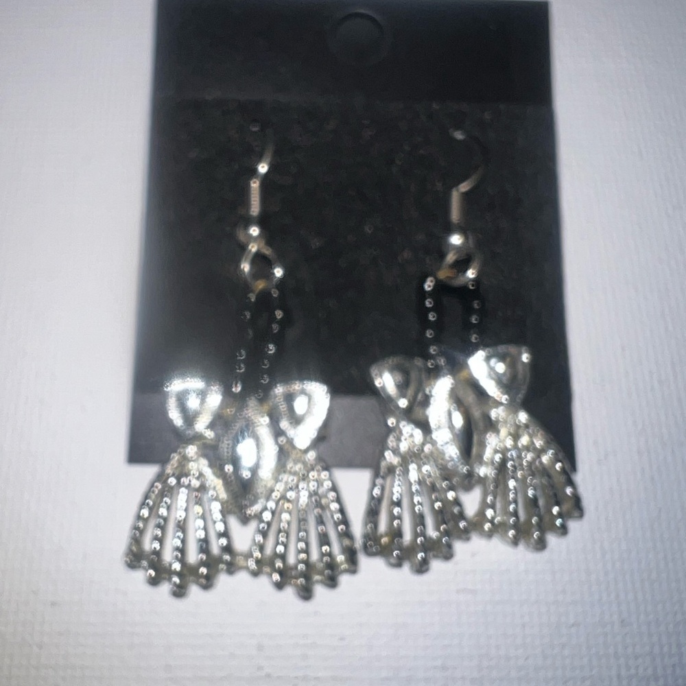 ♦️‎ Silver-toned metal charm with black stone, dangling silver-toned meta…